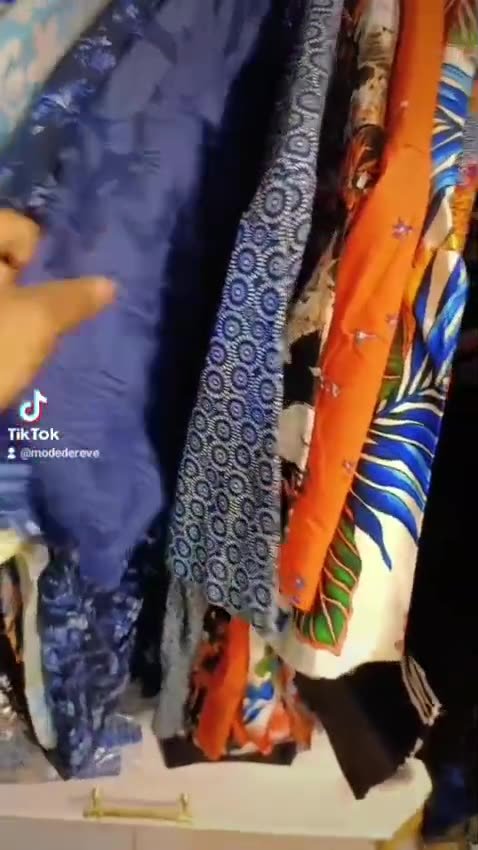 Portants de chemises dans la boutique Mode de Rêve